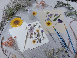 Teaserbild zur Veranstaltung Workshop: Postkarten &amp; Lesezeichen mit echten Blumen gestalten mit Karin Ucinski