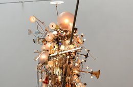 Installation aus verschiedenen Lampen und Lichtquellen in Form einer Figur