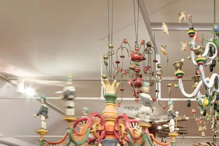 Kronleuchter aus Holz hängen von der Decke