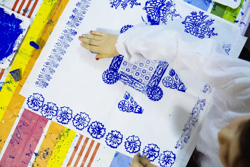 Ein Mädchen schöpft ein Tuch mit nationalen Originalnamen. 