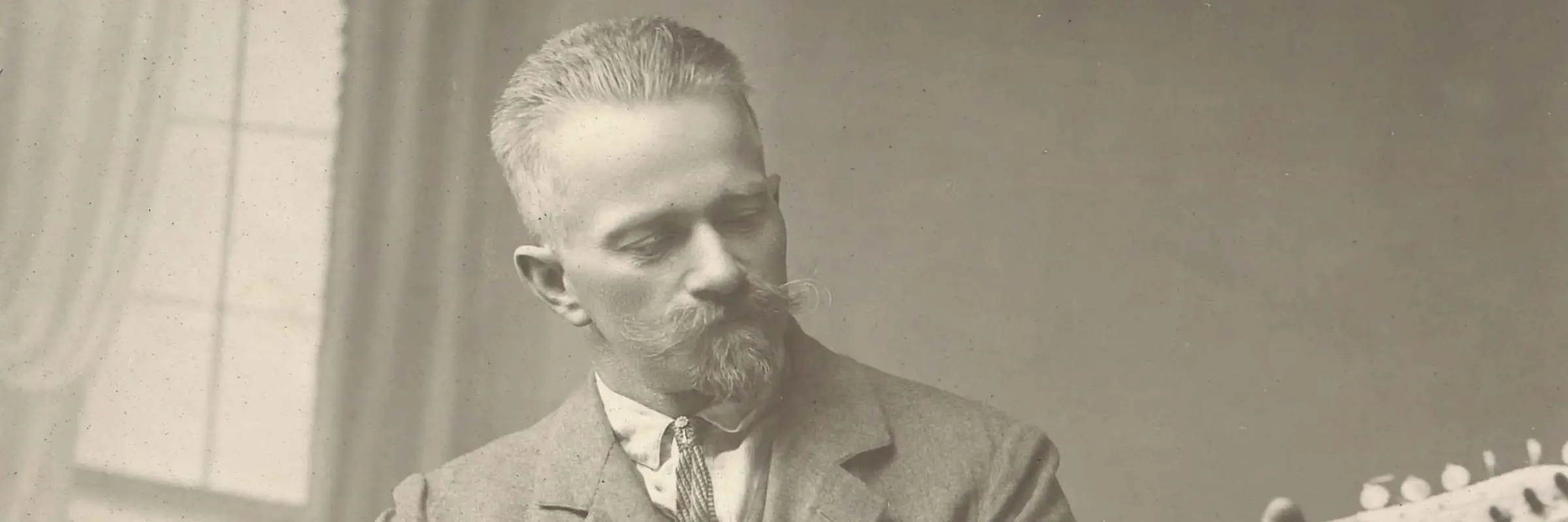Anton Günther mit Gitarre