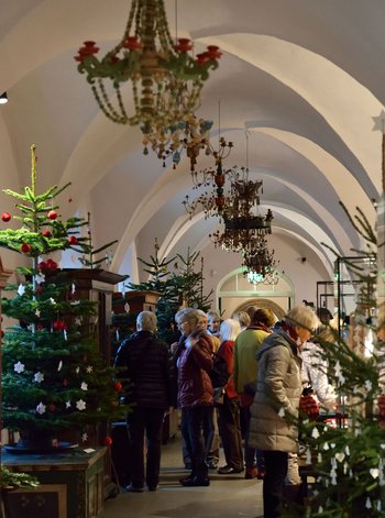 Blick in den weihnachtlich geschmückten Jägerhof