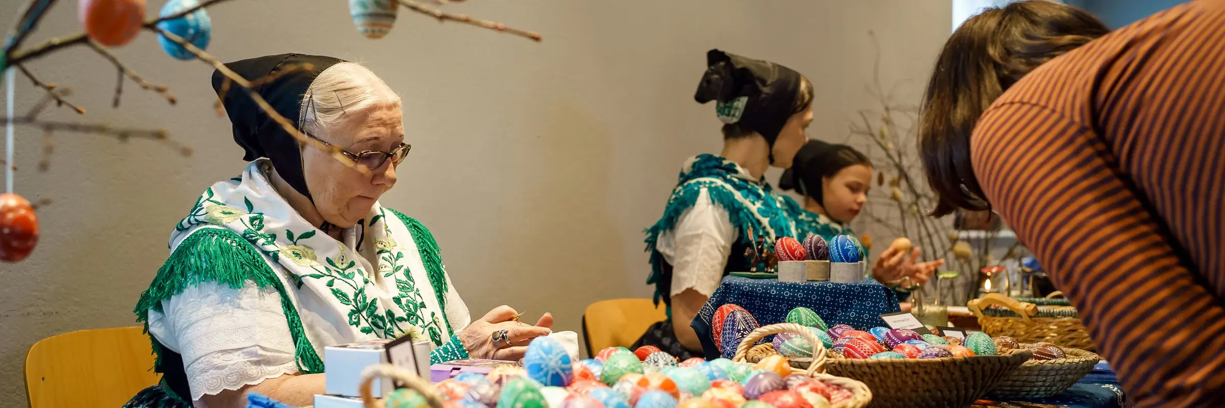 Volkskünstlerinnen zu Ostern im Jägerhof