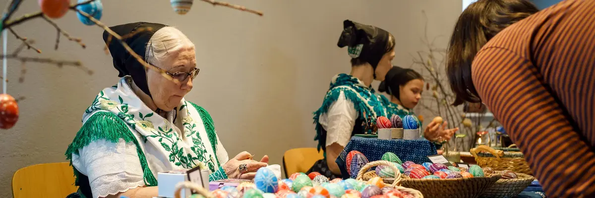 Volkskünstlerinnen zu Ostern im Jägerhof