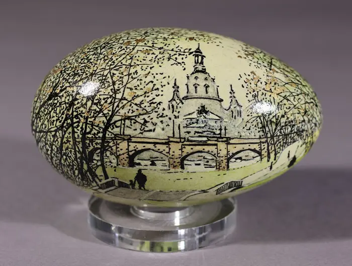 Ein mit der Albertbrücke und Frauenkirche bemaltes Osterei 