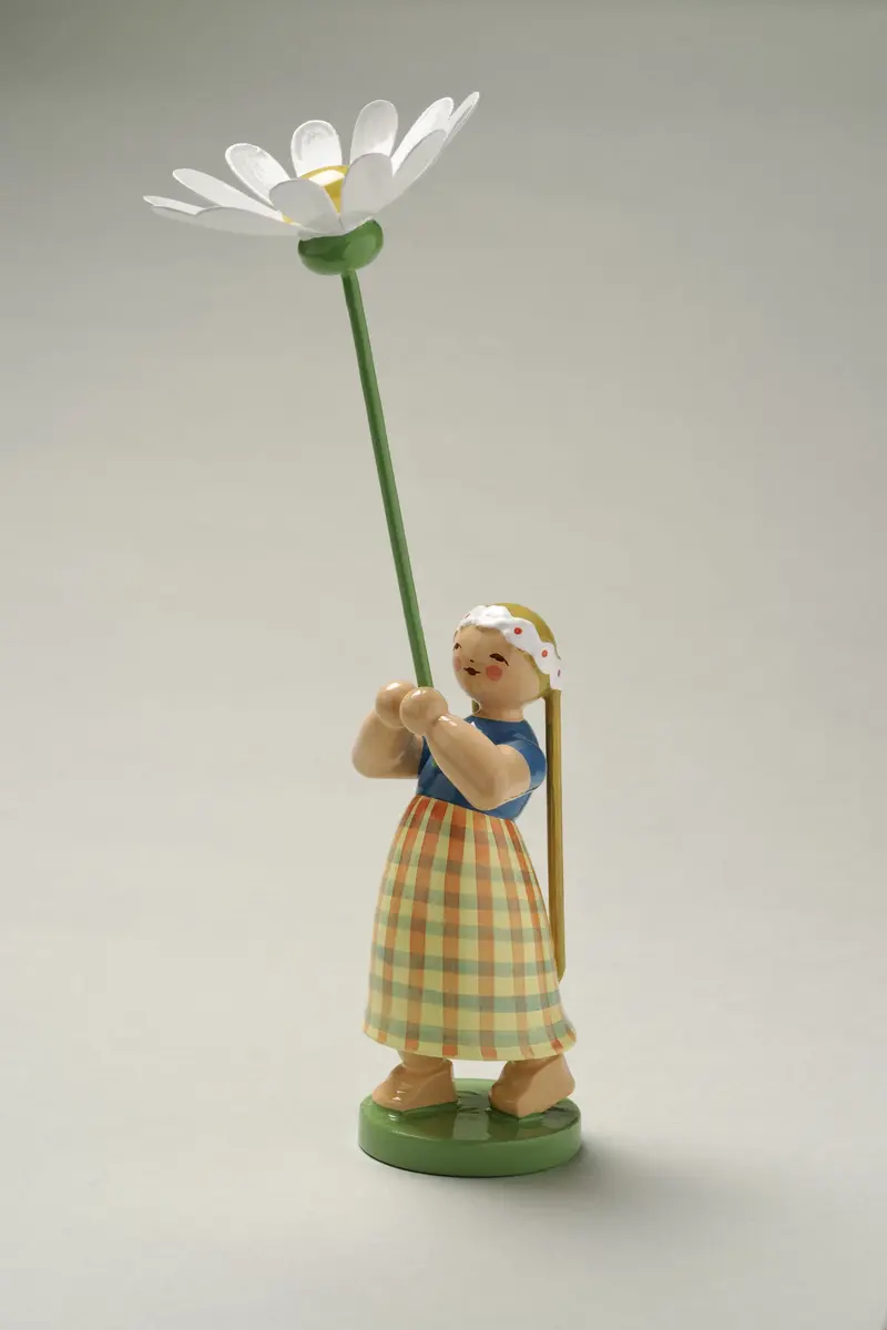 kleine Holzfigur eines Mädchens mit Margerite