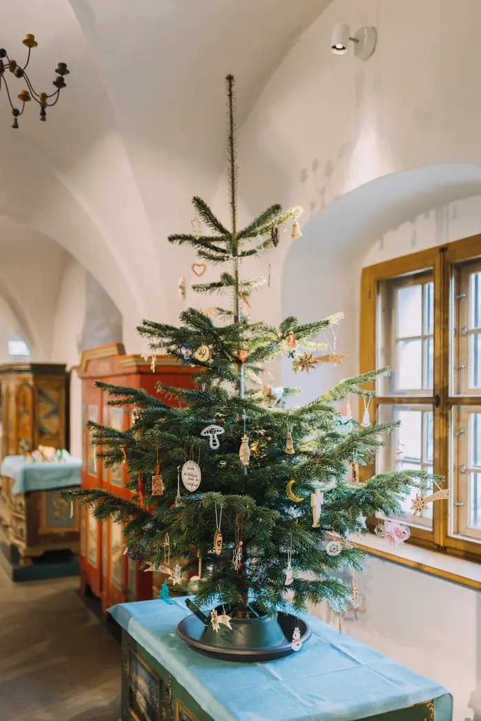 Tannenbaum mit handgemachtem Weihnachtsschmuck