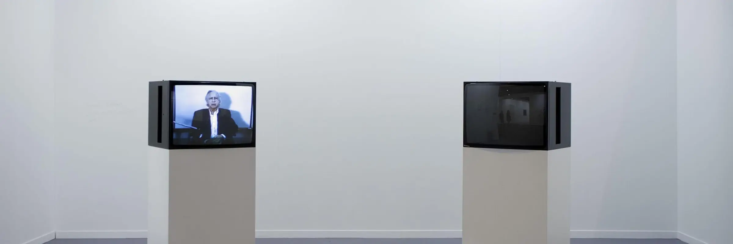 zwei TV-Geräte auf einem Sockel