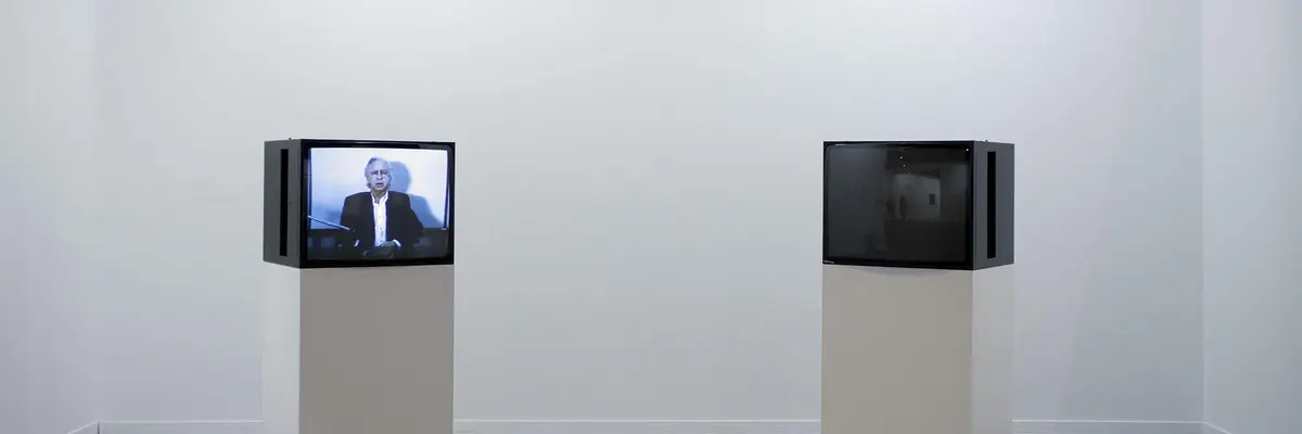 zwei TV-Geräte auf einem Sockel