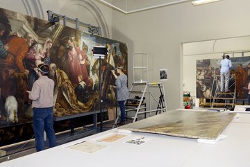 Mitarbeiter, die Gemälde restaurieren