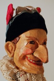 Kasper drei laufen hintereinander: Person in einem Fass, Person, die einer Holzplatte steckt, Person mit Peitsche