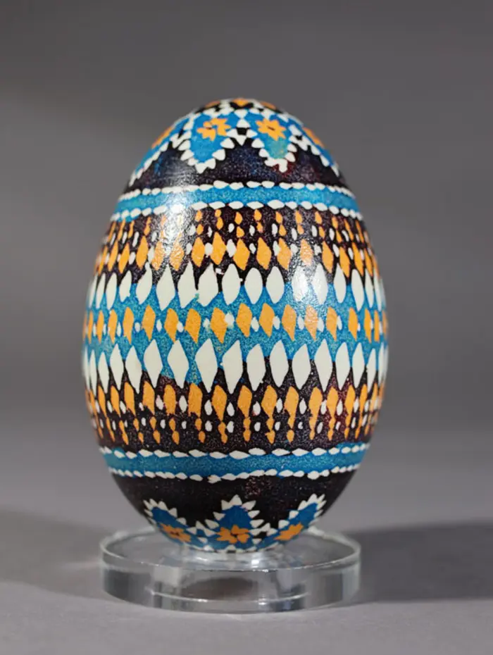 Ein bunt bemaltes Osterei.