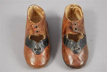 ein Paar Schuhe mit Verschluss, unter dem Verschluss kleine Öffnung