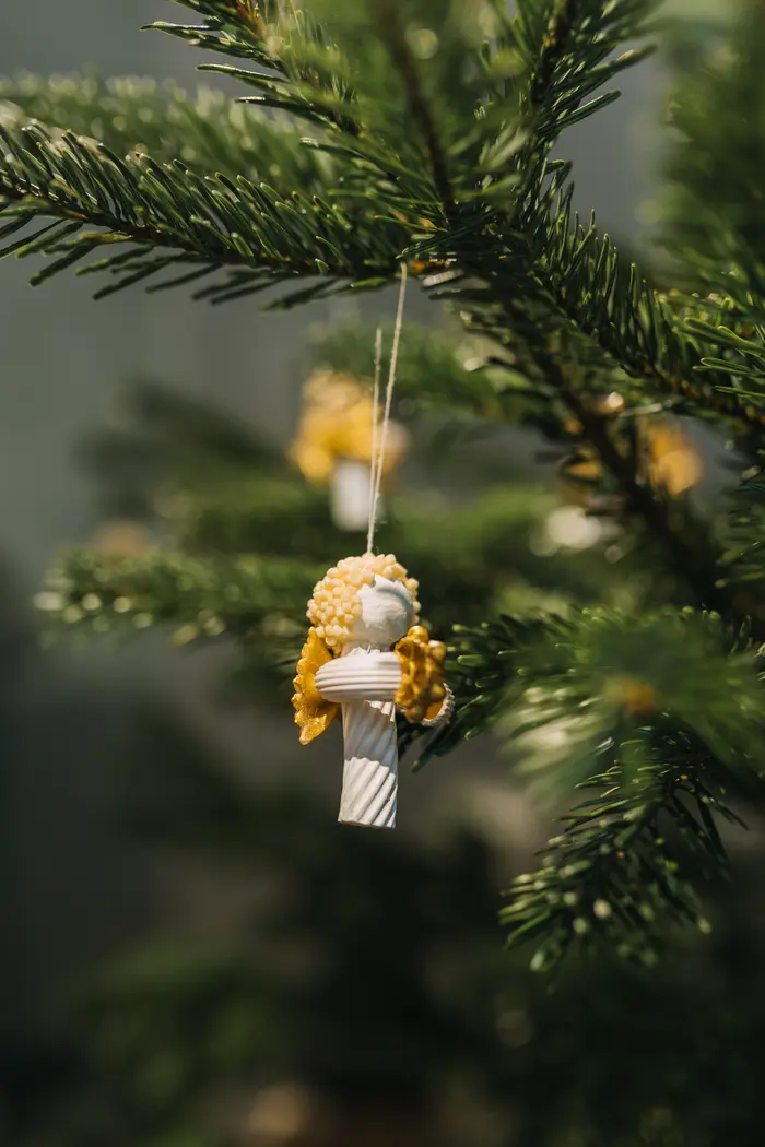 Engel aus Nudeln an Weihnachtsbaum