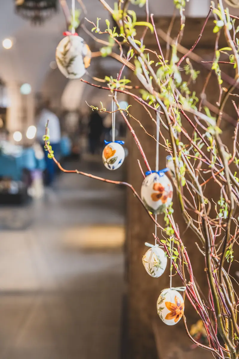 Ostereier an einem Strauch