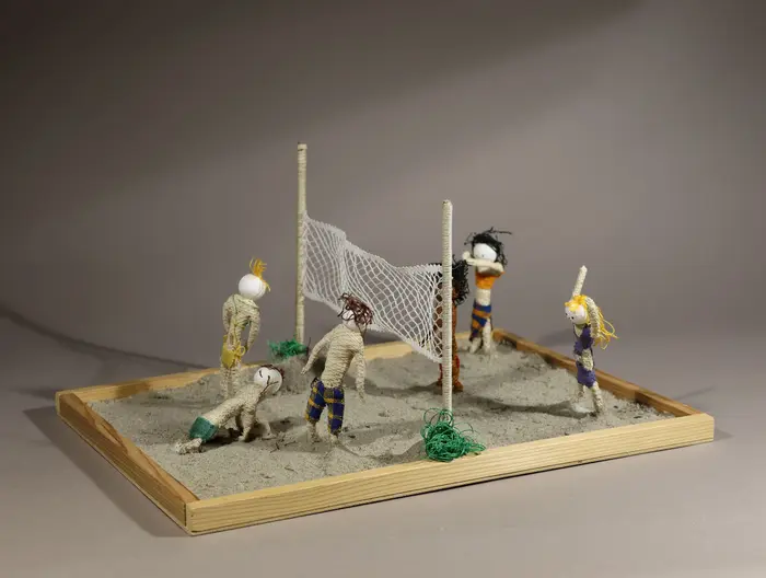 kleines Volleyballfeld mit Figuren aus Garn