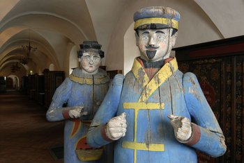 zwei große Puppen in Uniform