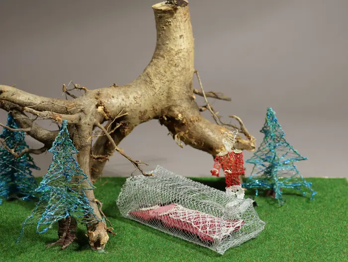 Schneewittchen in einem Sarg aus Strickgarn