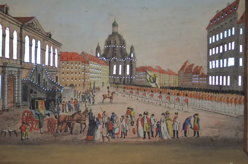 Eine Ansammlung von Menschen bei einer Parade auf dem Dresdner Neumarkt.