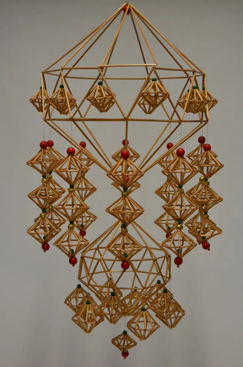 Eine aus Stäbchen bestehende Lampe.