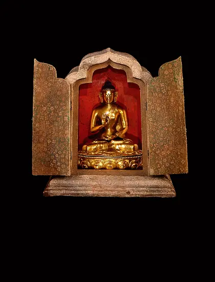 Buddha in einem Schrein