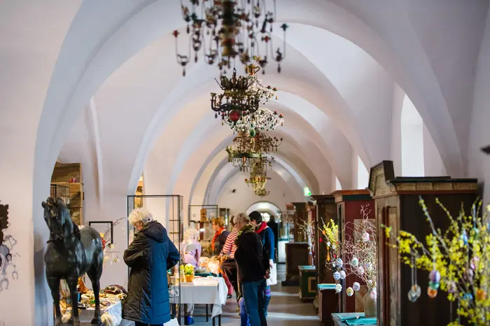 Besucher in der Osterausstellung