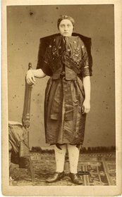Foto einer Frau in einer Tracht