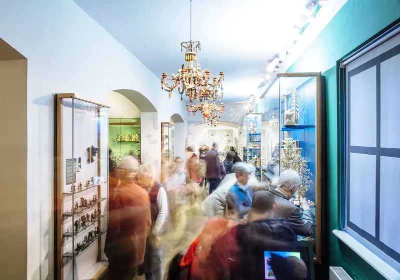 dicht gedrängte Besucher im Museum