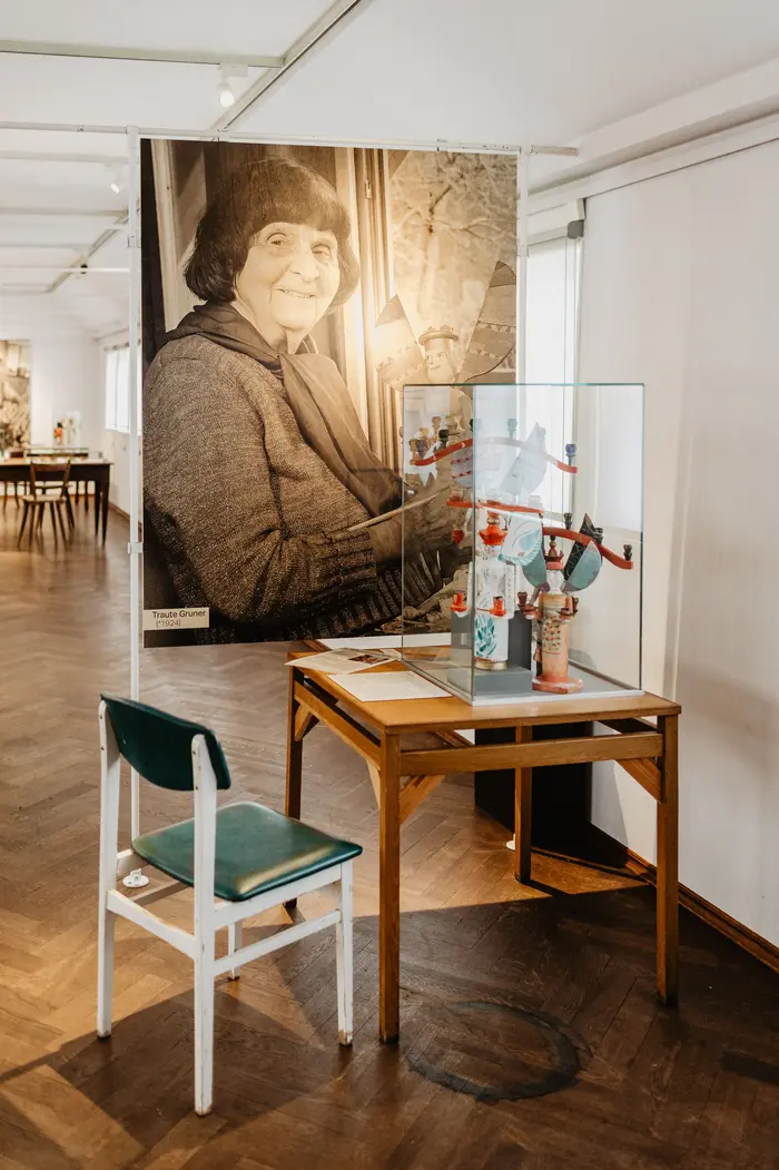 Alter Tisch mit Vitrine, ein altes Foto im Hintergrund