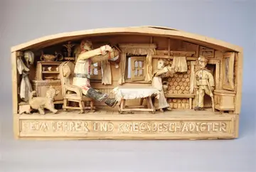 Stube, zwei Personen breiten die Arme aus, zur Tür herein ein einbeiniger Soldat