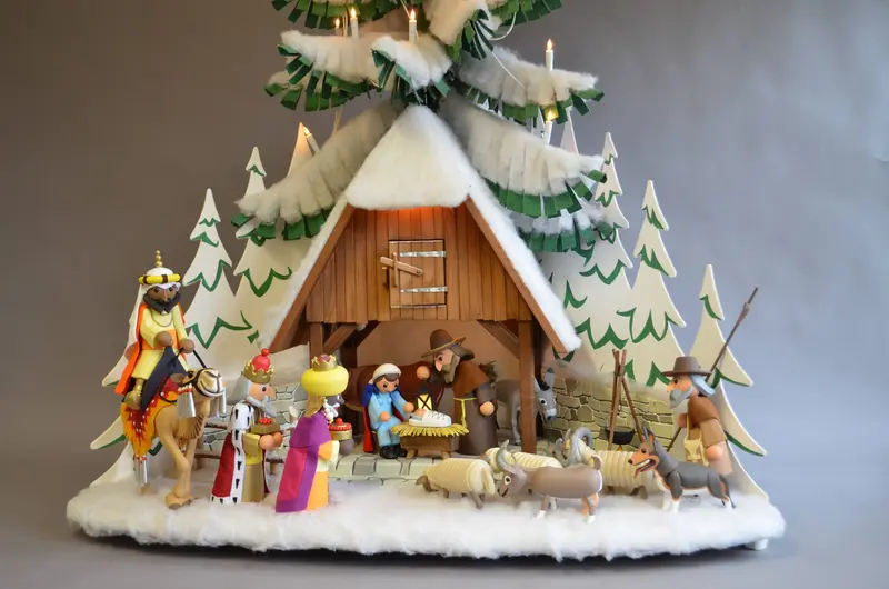 Weihnachtskrippe mit Figuren