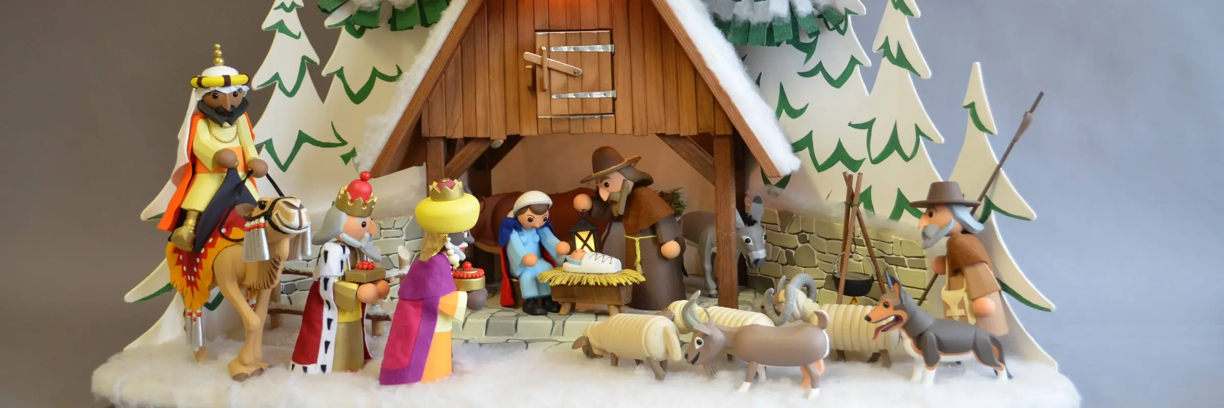 Weihnachtskrippe mit Figuren