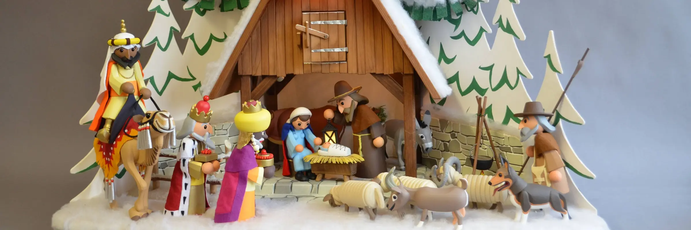Weihnachtskrippe mit Figuren