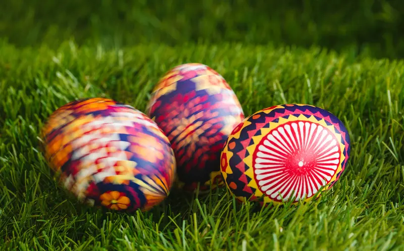 Ostereier auf einer Wiese