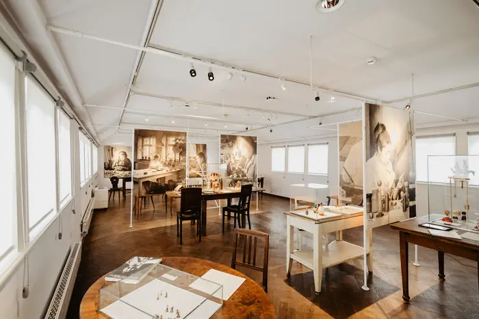 Raum mit Ausstellungstafeln und alten Tischen mit Vitirinen