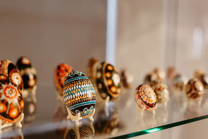 Bemalte Eier in einer Vitrine
