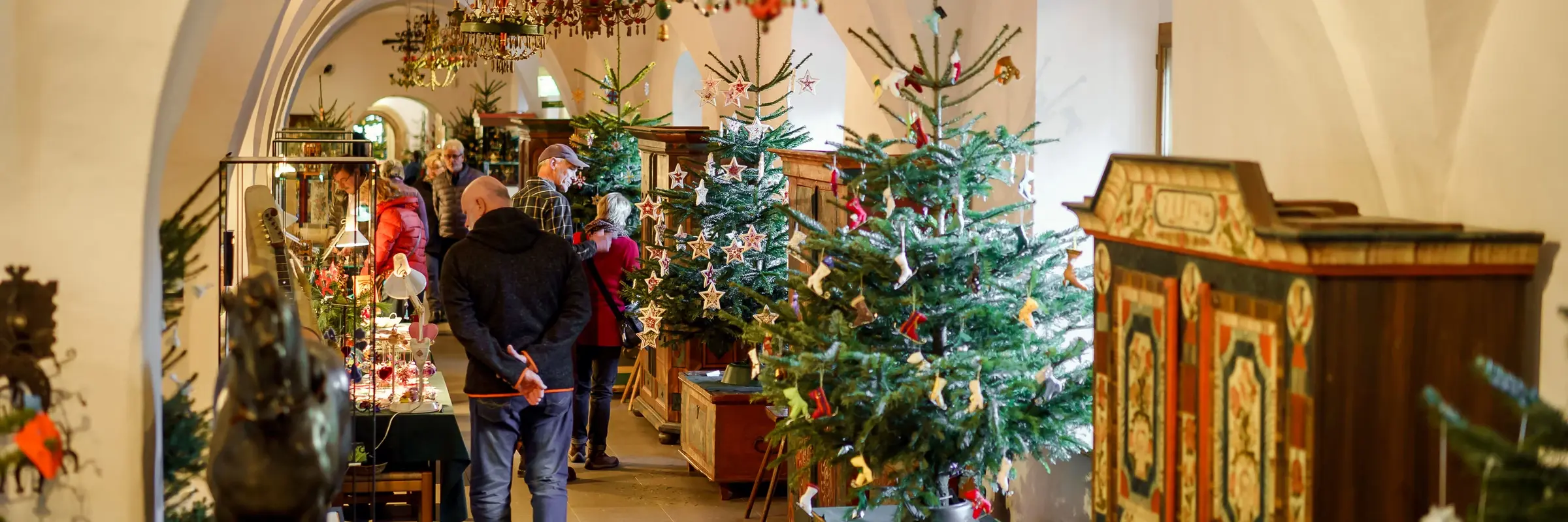 bunt geschmückte Bäume im Museumsraum