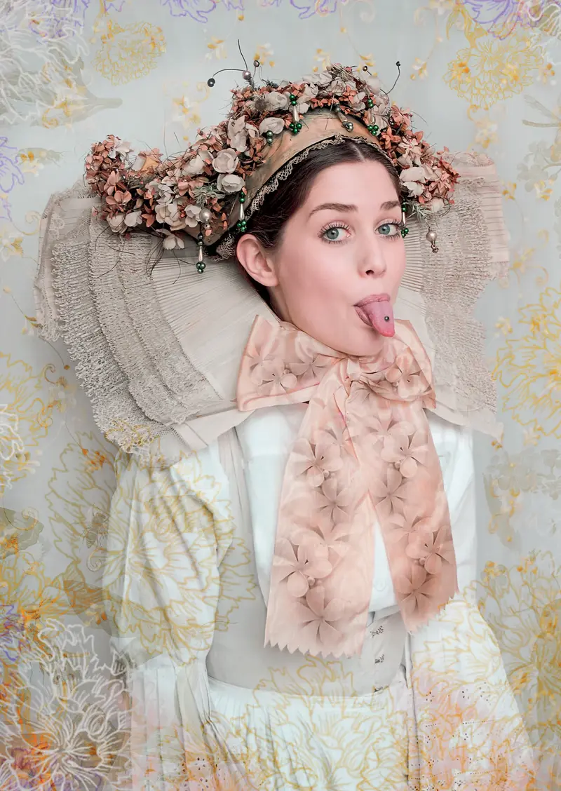 eine junge Frau in sächsicher Volkstracht mit herausgestreckter Zunge