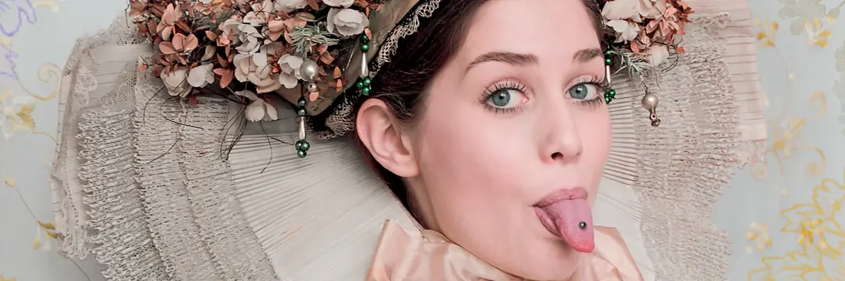 eine junge Frau in sächsicher Volkstracht mit herausgestreckter Zunge