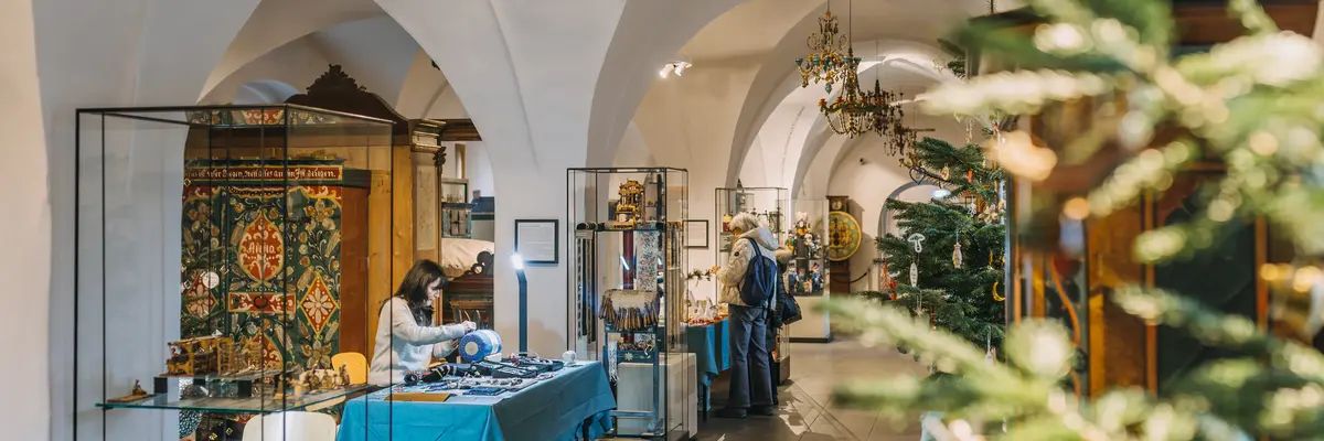 Museum geschmückt mit Weihnachtsbäumen