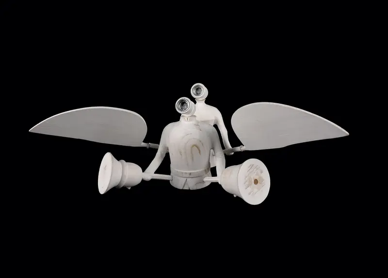 Figur mit Flügeln vor schwarzem Hintergrund