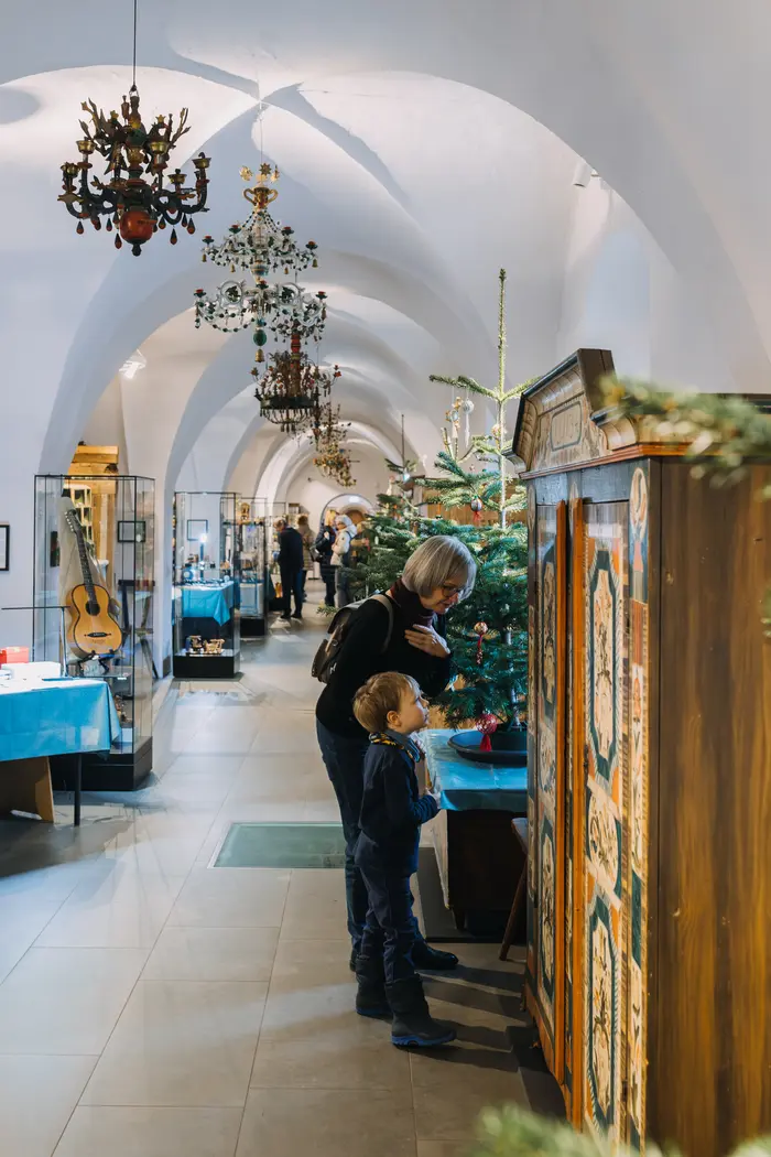 Museum geschmückt mit Weihnachtsbäumen