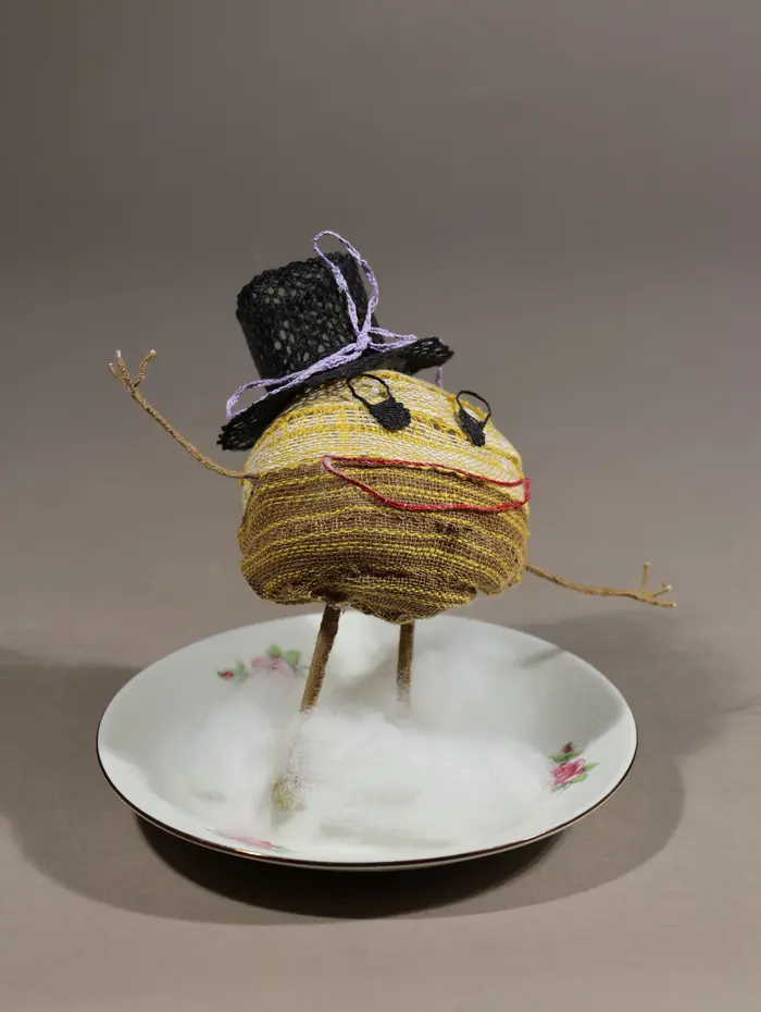 Pfannkuchen aus Garn mit Beinen und Hut