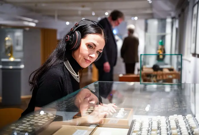 Ausstellungsansicht "Wie klingt Heimat?" Frau an einem Mischpult