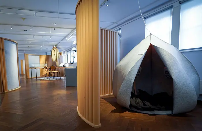Ausstellungsansicht "Wie klingt Heimat?" Raum mit einem Zelt