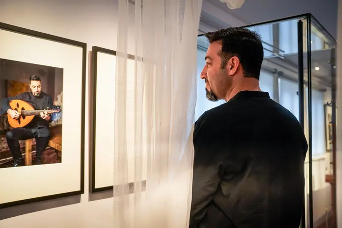 Ausstellungsansicht "Wie klingt Heimat?" Mann in einer Ausstellung